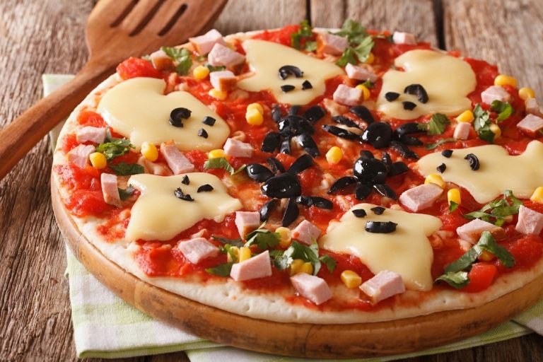 Halloween Pizza selber machen mit Gespenstern aus Käse als Belag