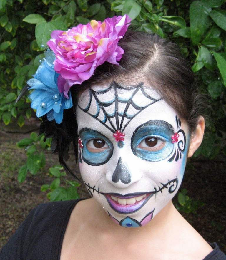 Halloween Totenkopf schminken Kinder Mädchen ganzes Gesicht Blumen Haaren Karmen Kostüm