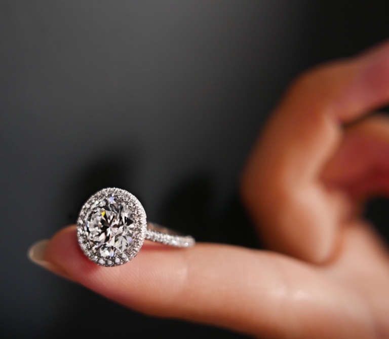 Halo Ring mit Diamant und runder Form