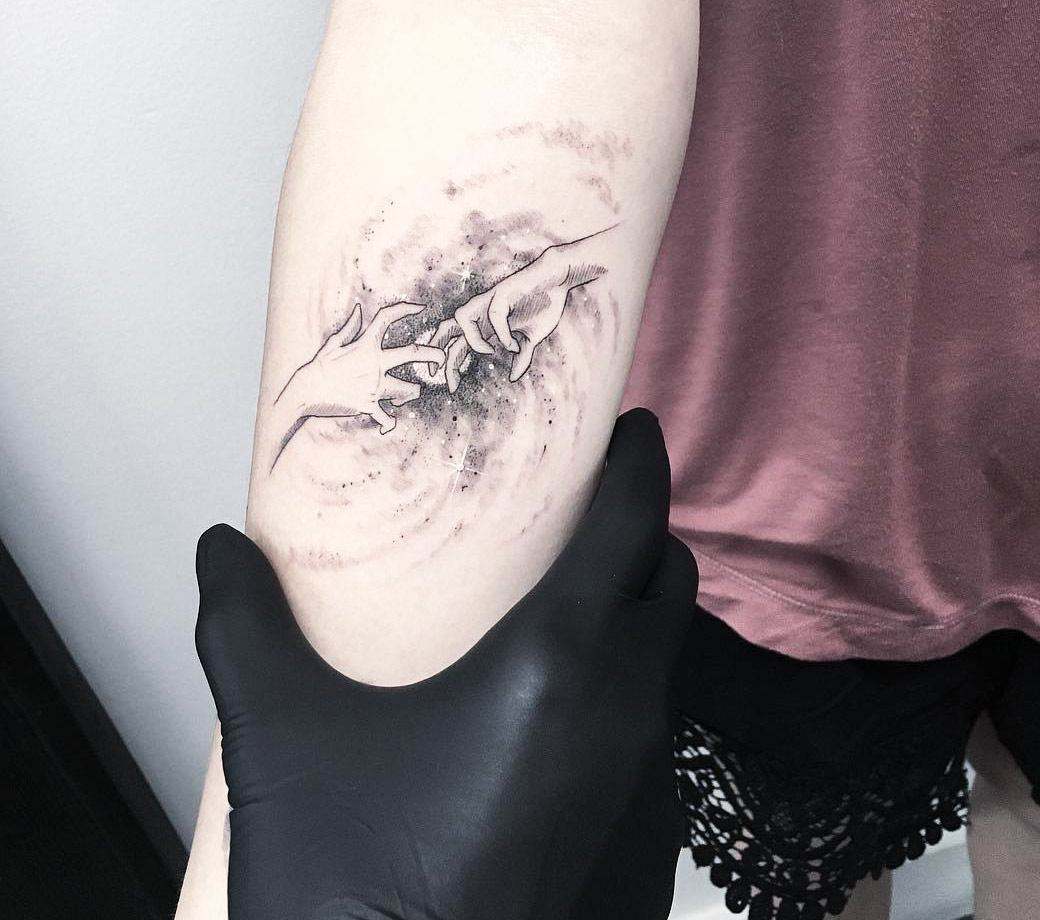 Hand Tattoos mit Bedeutung Unterarm Tattoomotive für Frauen Tattootrends 2019