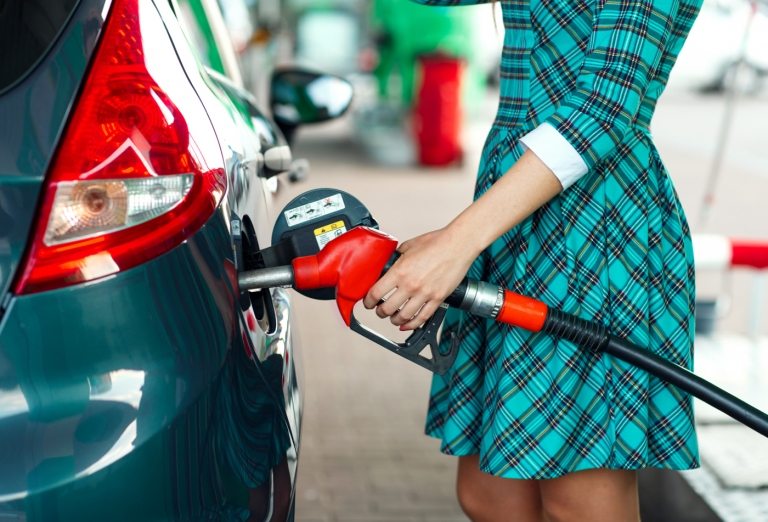 Haushaltskosten einsparen Benzin für das neue Auto monatlich kalkulieren Überblick behalten