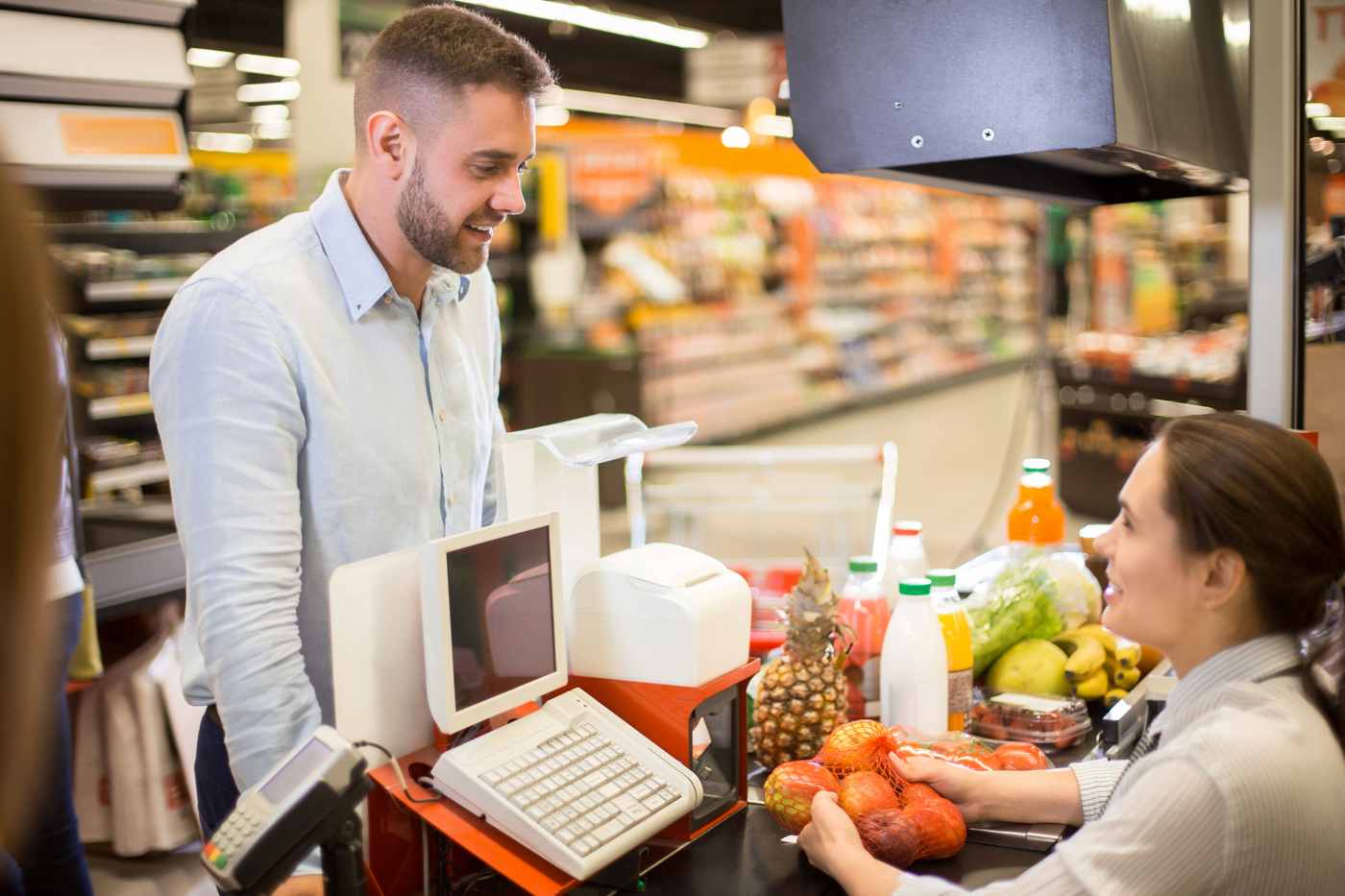 Im Supermarkt einkaufen dabei Geld sparen Überblick über die Kosten behalten und bar zahlen