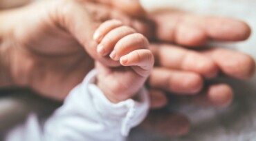 Herpes bei Baby ist in den ersten 6 Wochen lebensbedrohlich und kann zu Gehirnentzündung führen