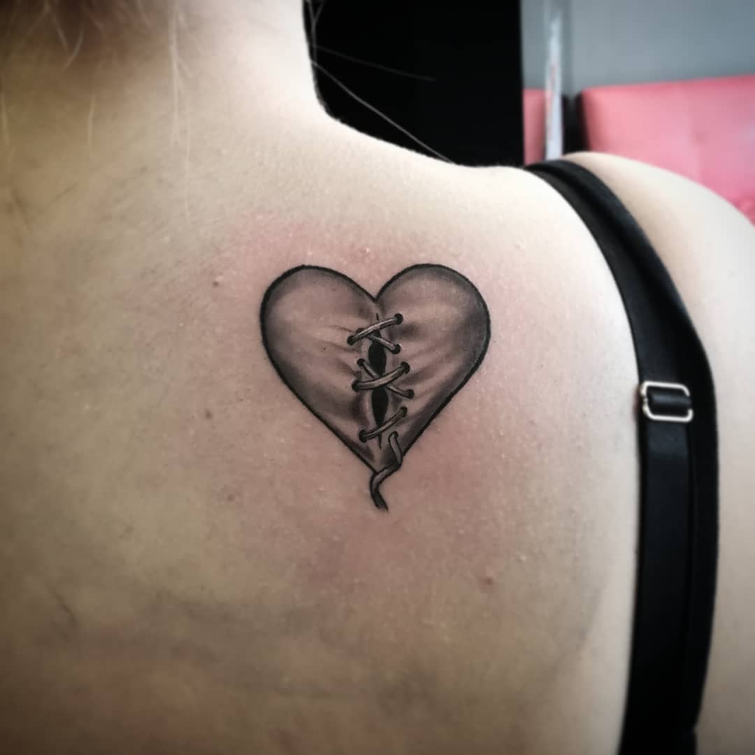 Herz Tattoodesign Frau Rücken-Tattoo Ideen klein