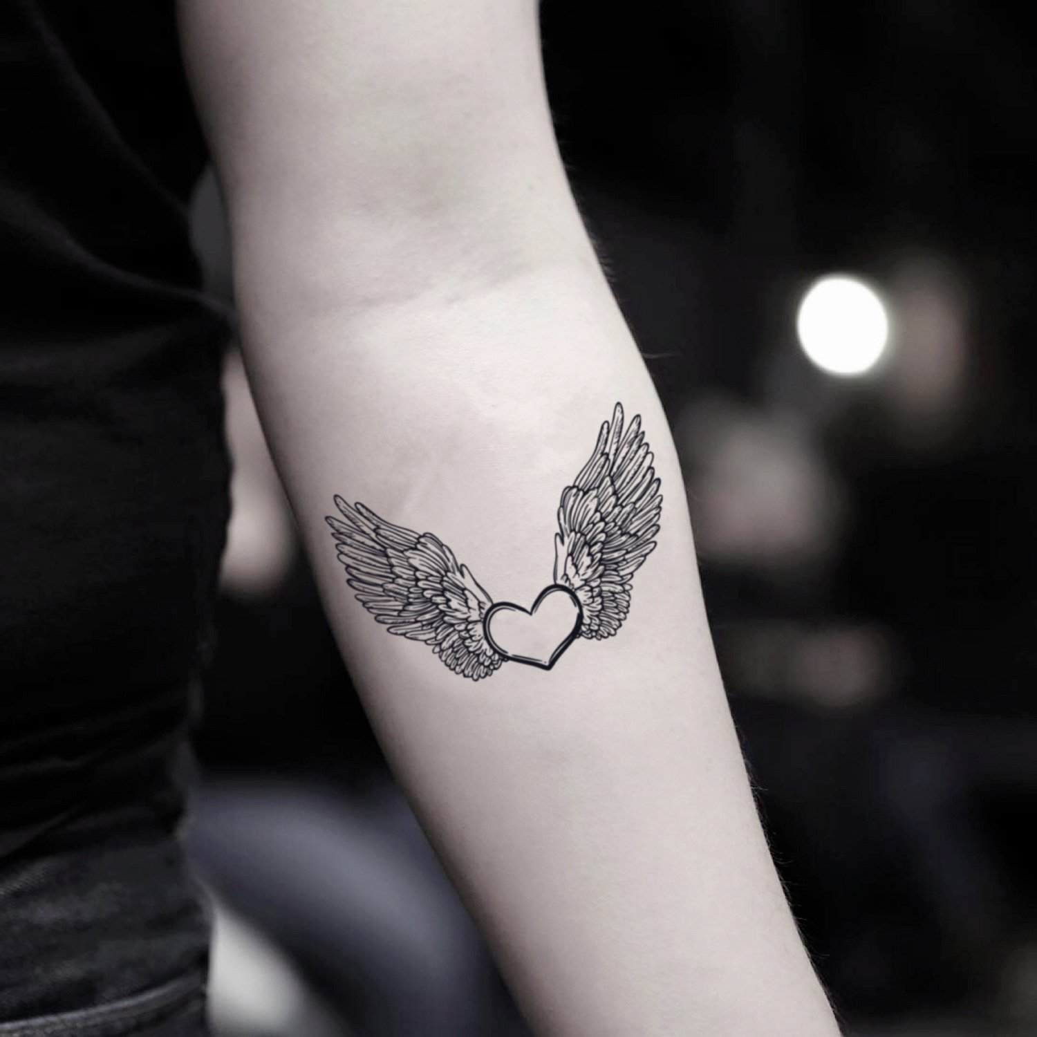 Herz mit Flügel Tattoosymbol Unterarm Tätowierung für Frauen klein