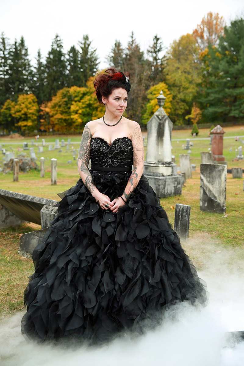 Hochzeitskleid schwarz Hochzeit am Halloween organisieren Dekoideen