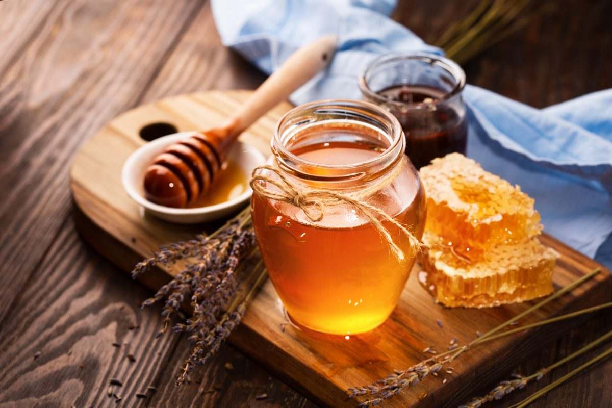 Honig wirkt entzündungshemmend und stoppt die Ausbreitung von Erregern im Hals