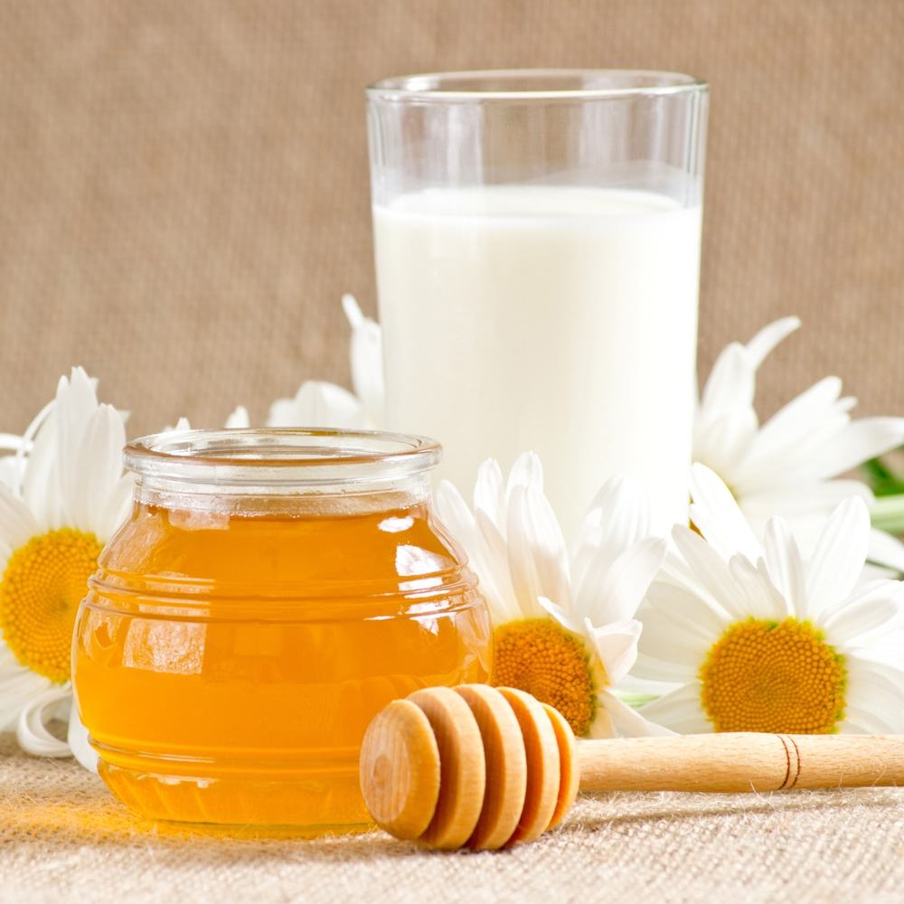 Honey milk tastes delicious and is a good home remedy against coughs without mucus