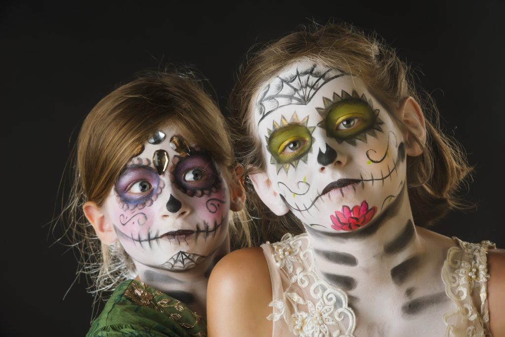 Kinderschminken Halloween Ideen Schwester Kindergartenalter Totenkopf Gesicht malen