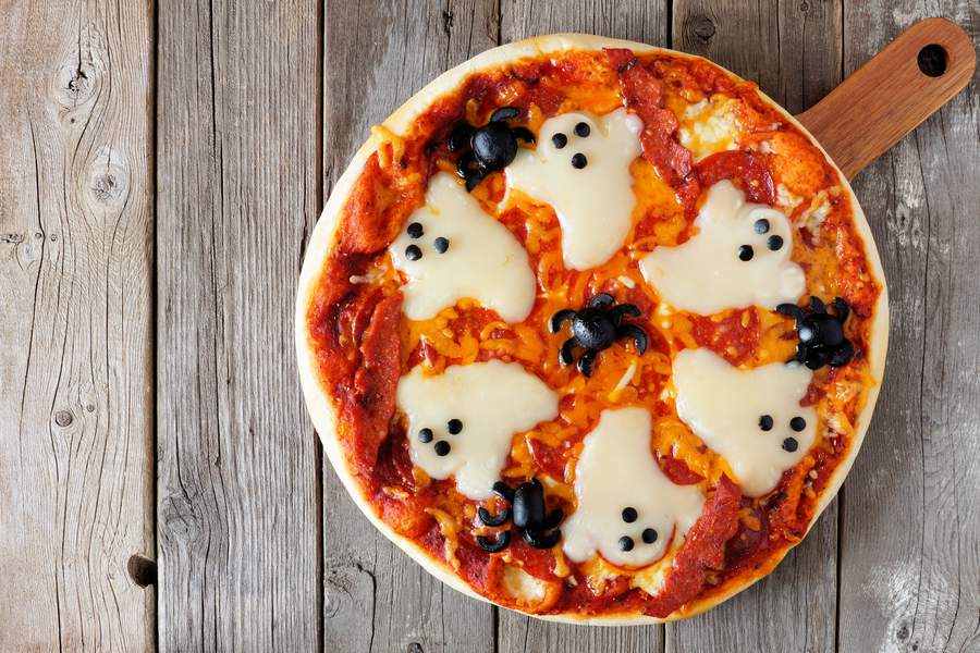 Klassisch runde Pizza mit Geistern und Spinnen für die halloweenparty
