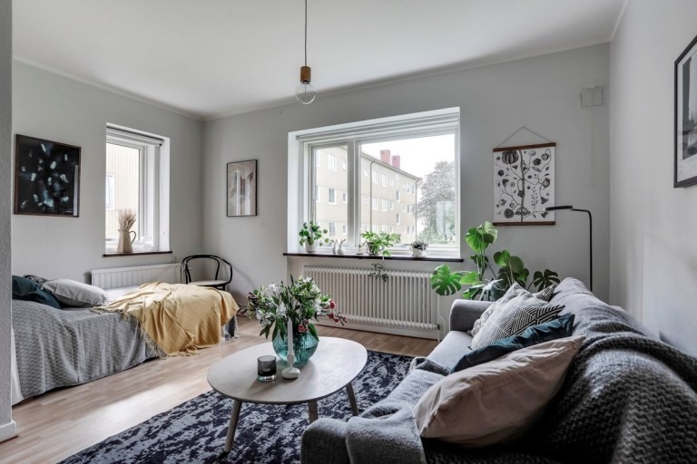Kleine Einzimmerwohnung einrichten Wohn und Schlafraum kombinieren Farben Grau und Grün