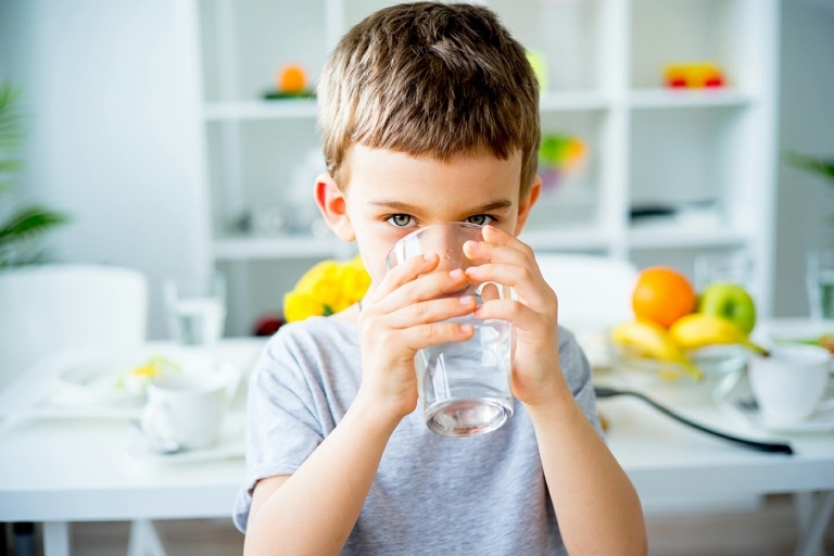 Kranke Kinder müssen viel Wasser oder Tee trinken, da sie schneller dehydrieren als Erwachsene
