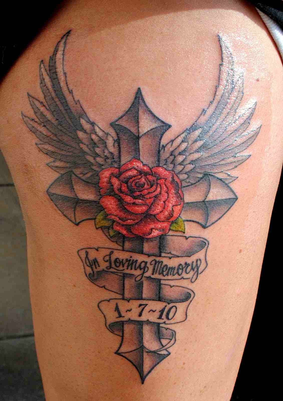 Kreuz mit Flügel Tattoodesign Schultertattoo mit Rosen