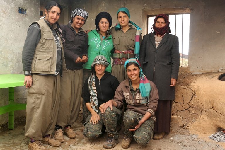 Kurdische Frauen retten Flüchtlinge von der Kampfzone