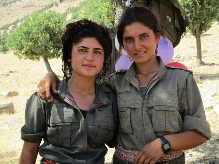 Kurdische Mädchen verteidigen ihre Heimat
