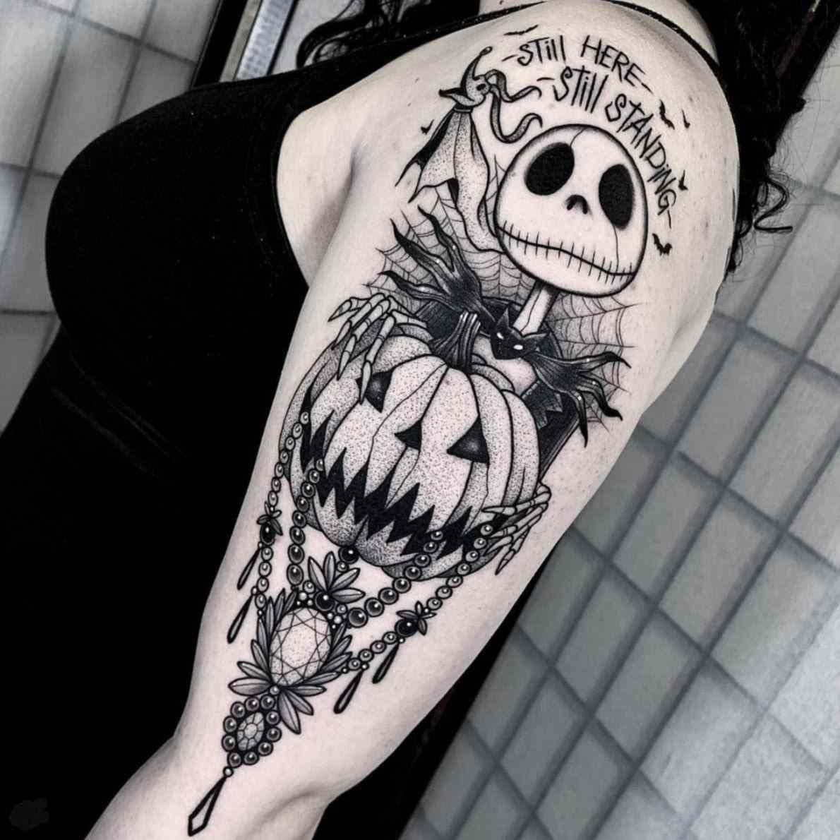 Kürbis Tattoo Bedeutung Halloween-Tattoos für Frauen Oberarm