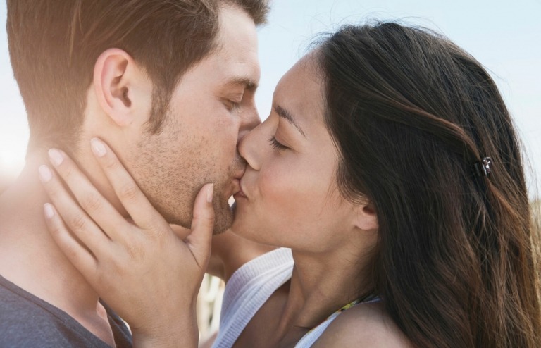 Küssen ist ab Bläschenbildung und bis zur Heilung verboten, um eine Ansteckung zu vermeiden
