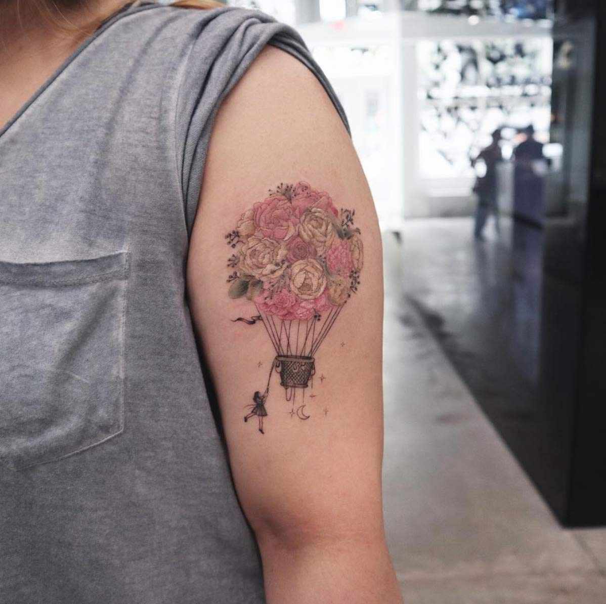 Luftballon Tattoodesign Bedeutungen Tattoosymbole Schulter-Tattoo Ideen für Frauen