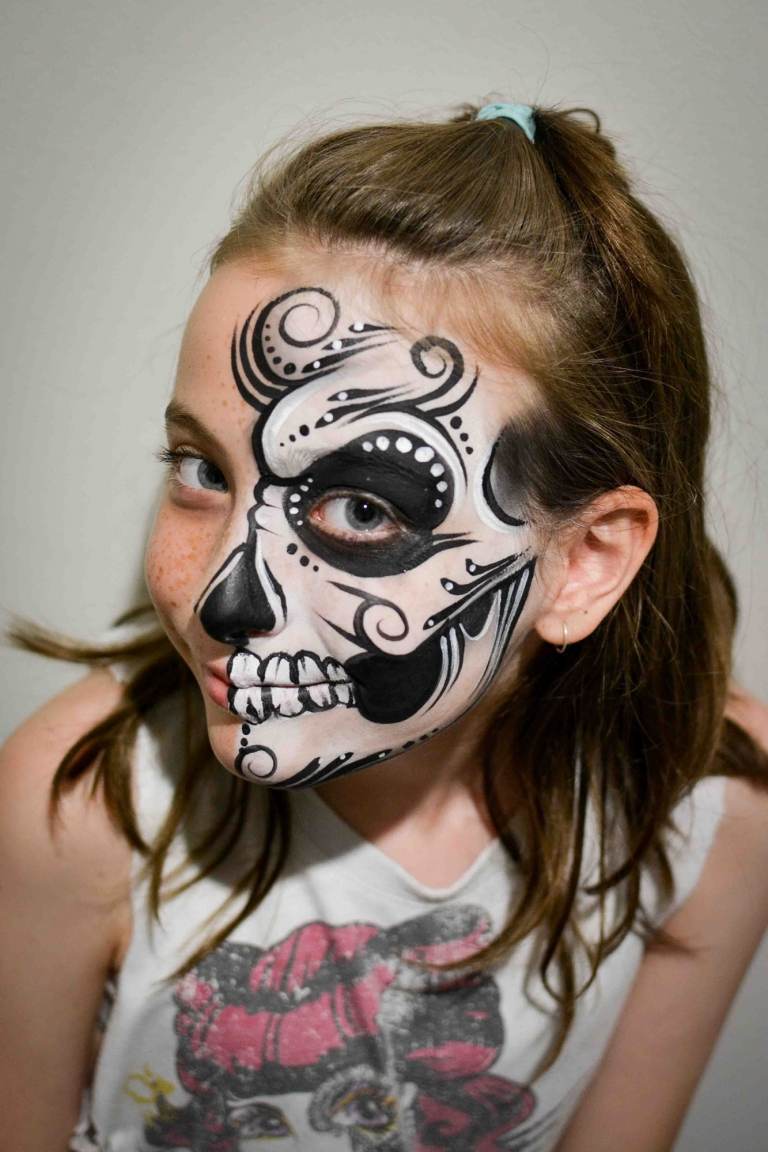 Mädchen Kinderschminken Ideen in Schwarz-Weiß für halbes Gesicht bemalen