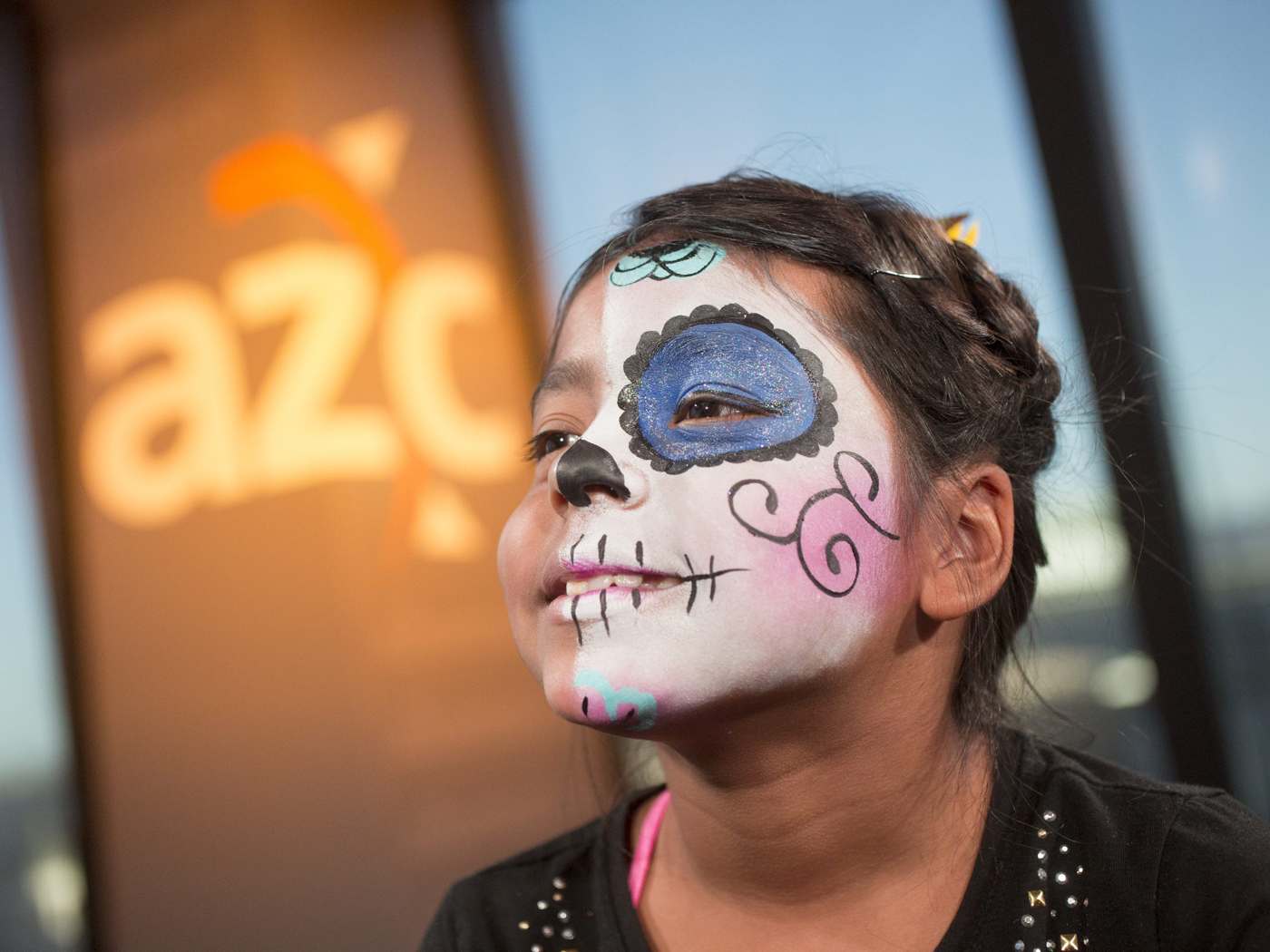 Halloween Make-up Ideen für Kinder im Schulalter bunt Blumenmotive halbes Gesicht schminken
