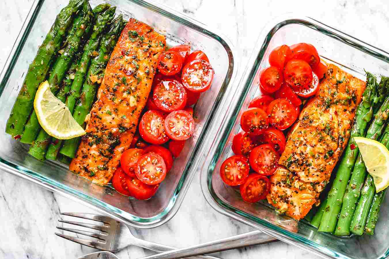 Meal Prep Ideen mit Fisch Lachsfilet gegart mit Salat mit Tomaten und Spargeln