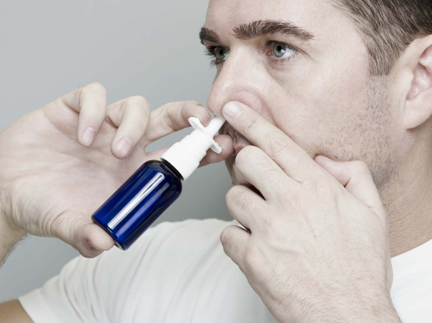 Mit Nasenspray schwellen die Schleimhäute der Ohrtrompete ab