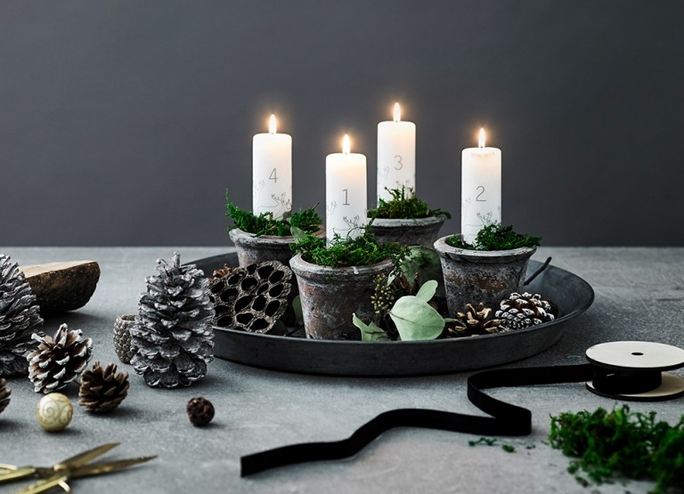 Moderne Adventsgestecke basteln mit Naturmaterialien Kerzen in Töpfen mit Moos und Tannenzweigen und Tannenzapfen dekorieren