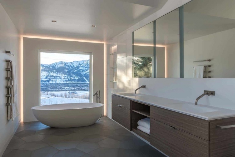 Moderne Bäder heute mit großen Fenstern mit freistehender Badewanne und doppeltem Waschbecken und großer Spiegel 