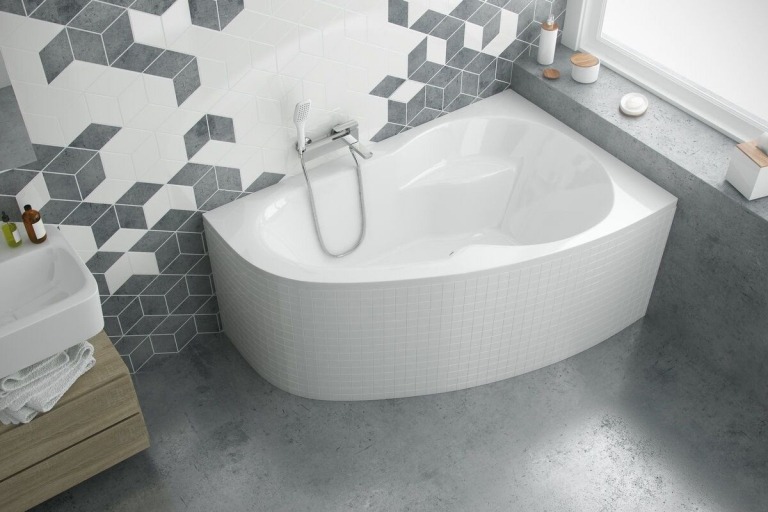 Moderne Bäder mit Eckbadewanne verfliest und Sichtbeton am Boden Ideen für Badgestaltung