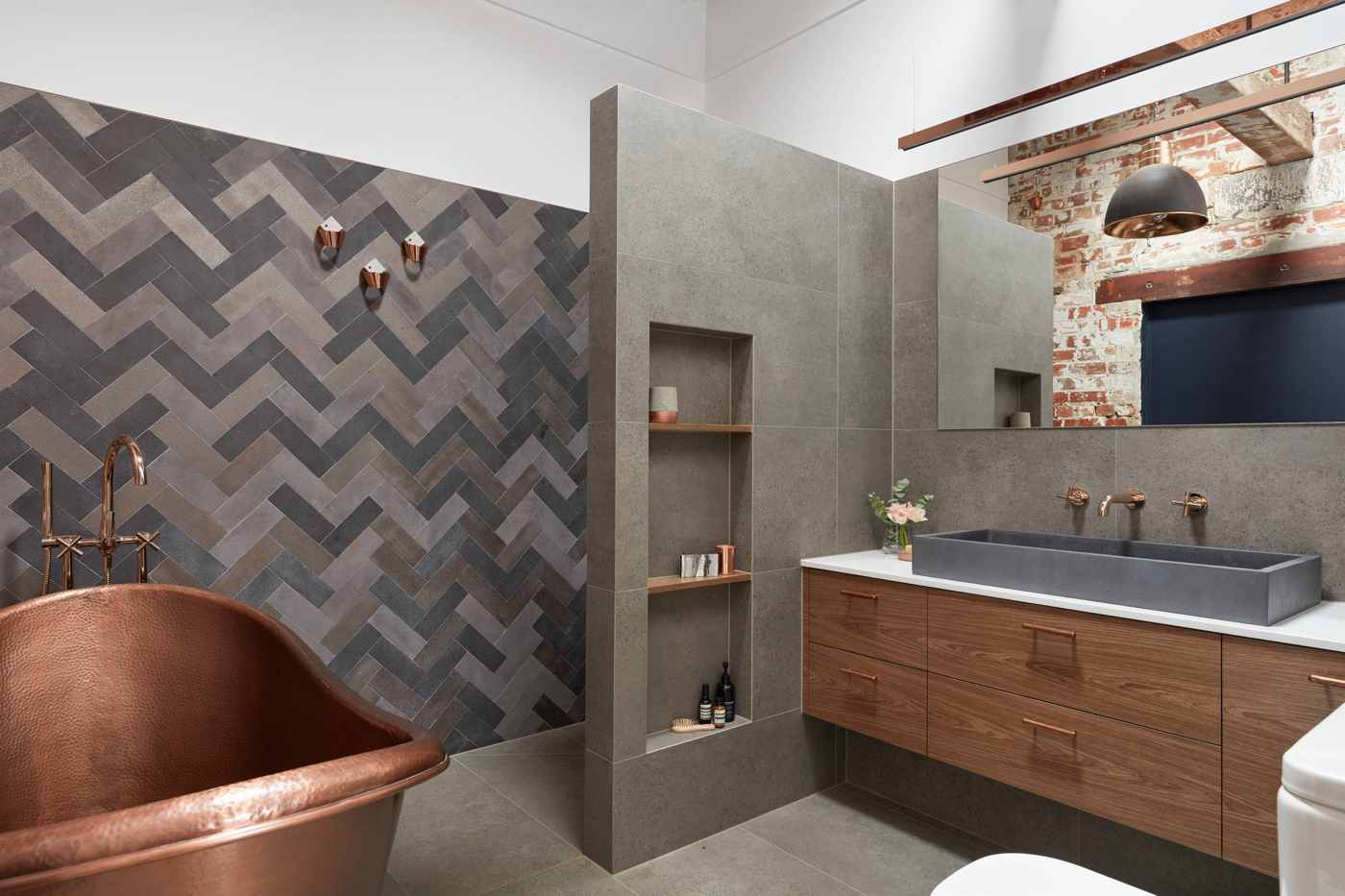Moderne Bäder mit Granit Fliesen und Dusche mit freistehender Badewanne aus Kupfer Aufsatzbecken