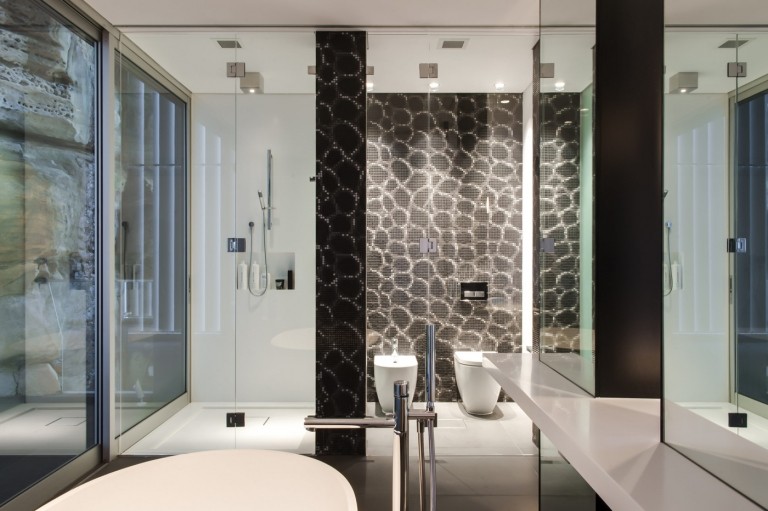 Moderne Bäder mit Mosaik mit Duschkabine Trends in Schwarz und weiß und indirekte Beleuchtung an der Decke