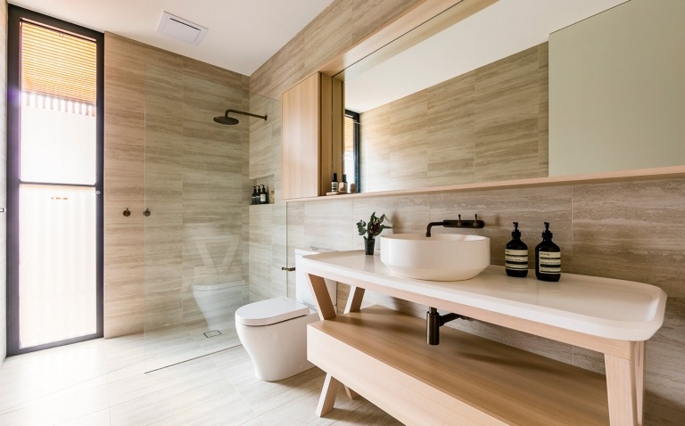 Moderne Bäder mit begehbarer Dusche und Natusteinfliesen an der Wand Regendusche und Holz-Waschtisch mit Aufsatzbecken