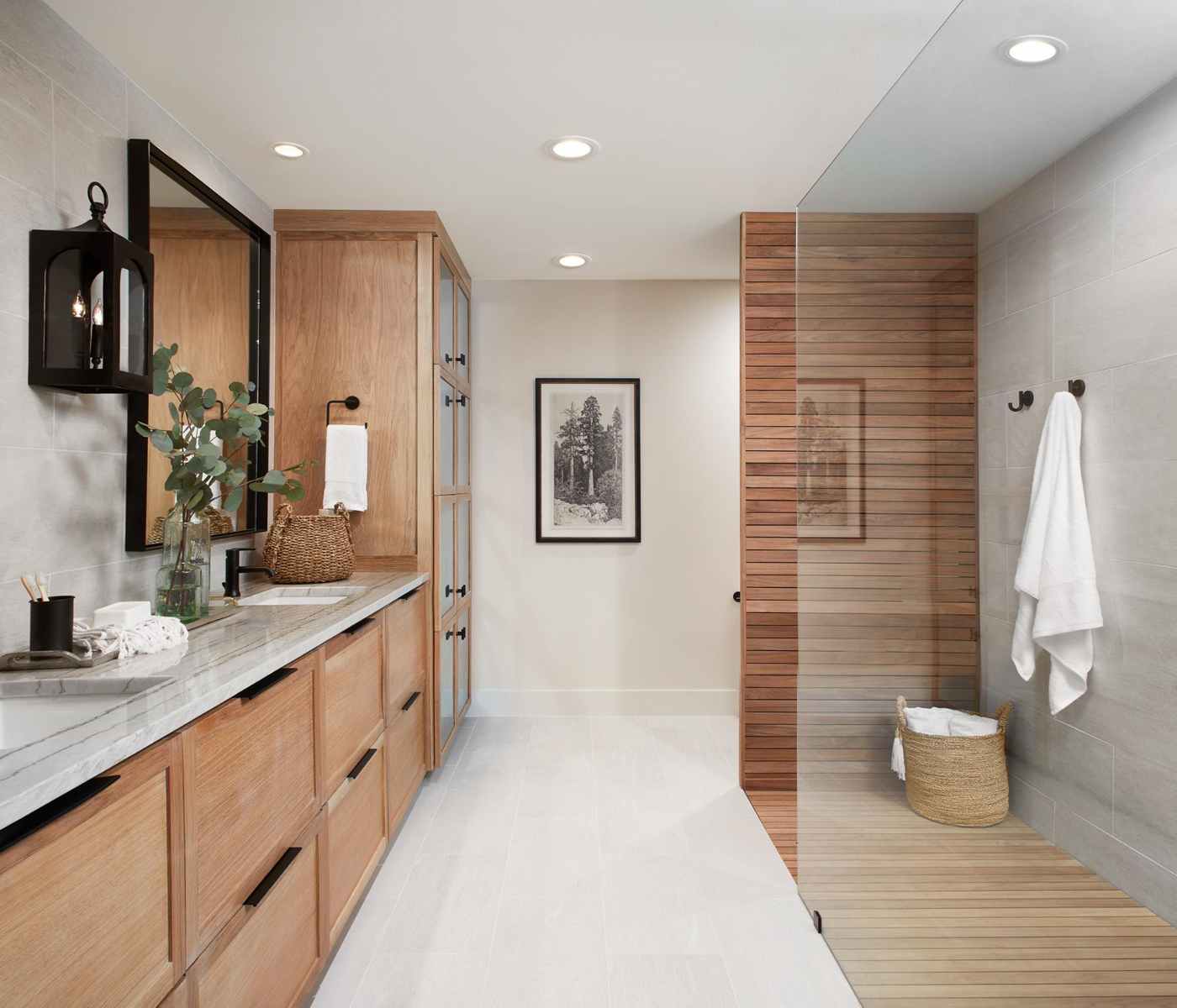 Moderne Bäder nur mit Dusche und Holz-Boden und Holzmöbel und weiße großformatige Fliesen Gestaltungsideen und Bilder 