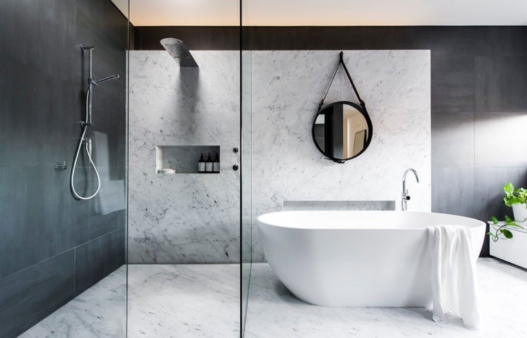 Moderne Bädern in Grau mit Wandfliesen aus Granit und freistehende Badewanne und Rundspiegel und Duschkabine mit Glas-Trennwand