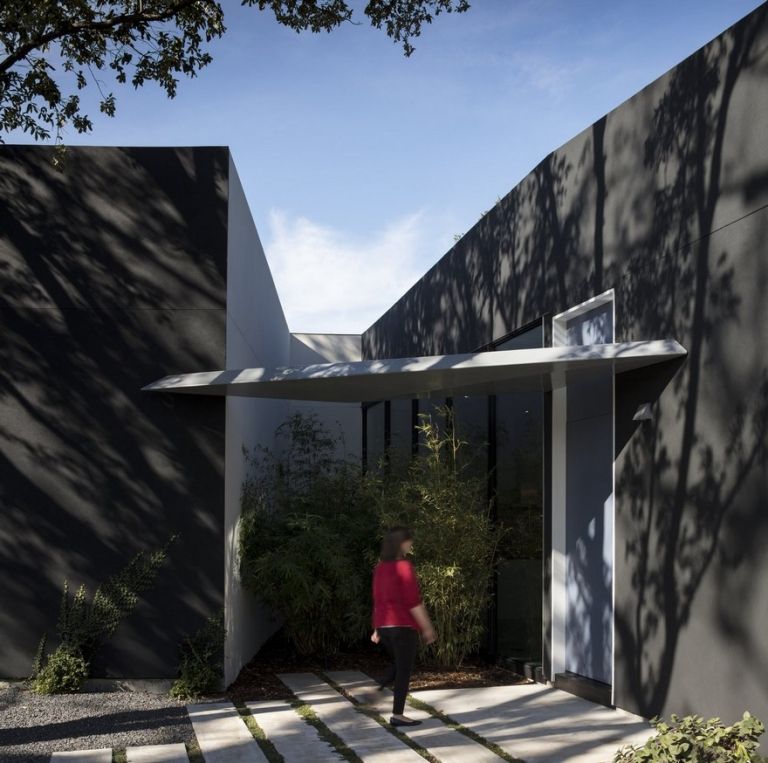 Modernes Einfamilienhaus mit Eingang mit Überdachung und Pflastersteinen umweltfreundlich und nachhaltig gestalten