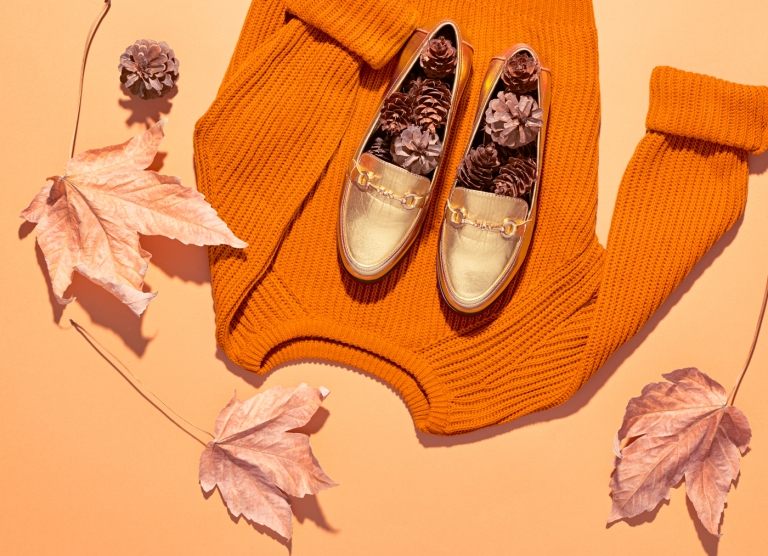 Trendsichere Outfits für 2020 Cheddar Pullover und goldene Schuhe