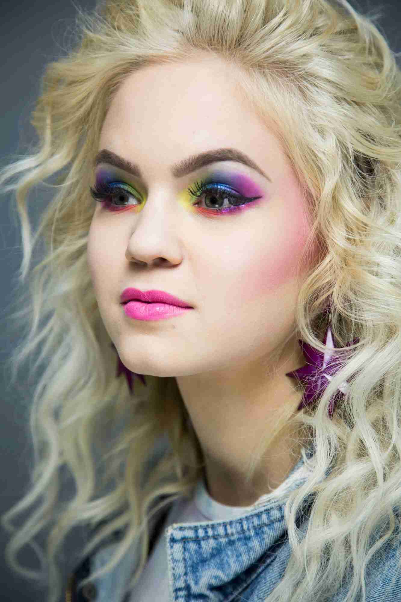 Neon Augen Makeup Rosa Lippenstift 80er Party Kostüm Frauen