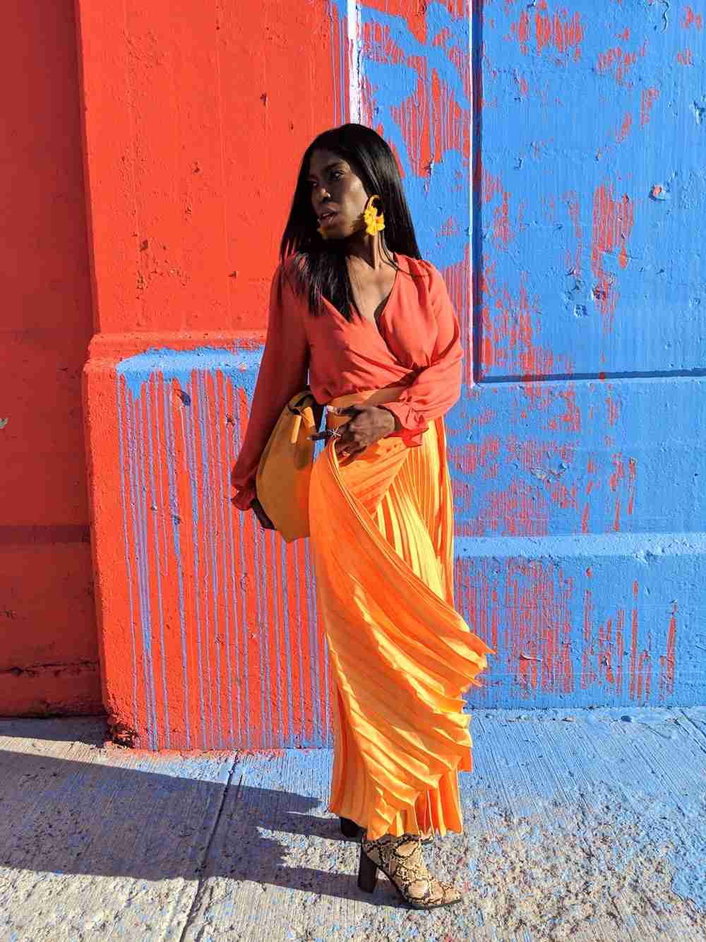 Orange Bluse Outfits Plisseerock wie tragen Stiefel in Schlangenmuster