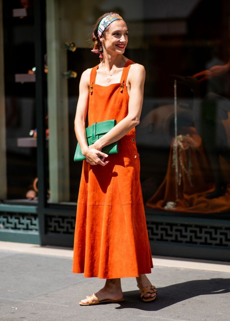 Oranges Kleid Outfits Ideen für den Herbst grüne Handtasche