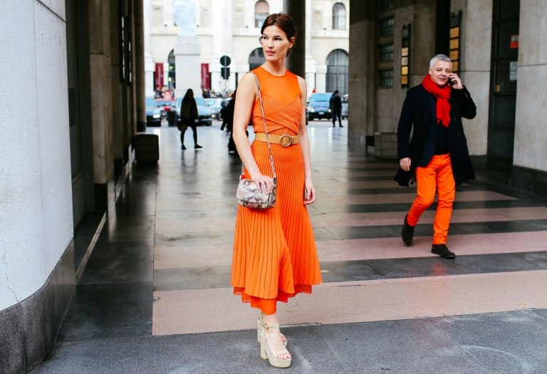 Oranges Kleid kombinieren für den Herbst Plisseekleid Modetrends