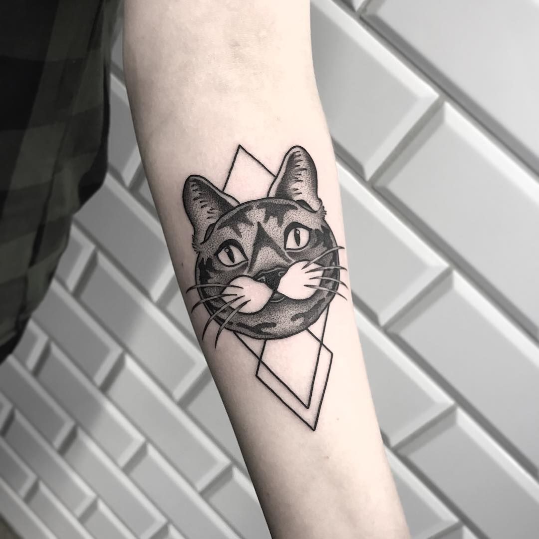 Raupe Tattooideen für Frauen Katze Tattoodesign klein