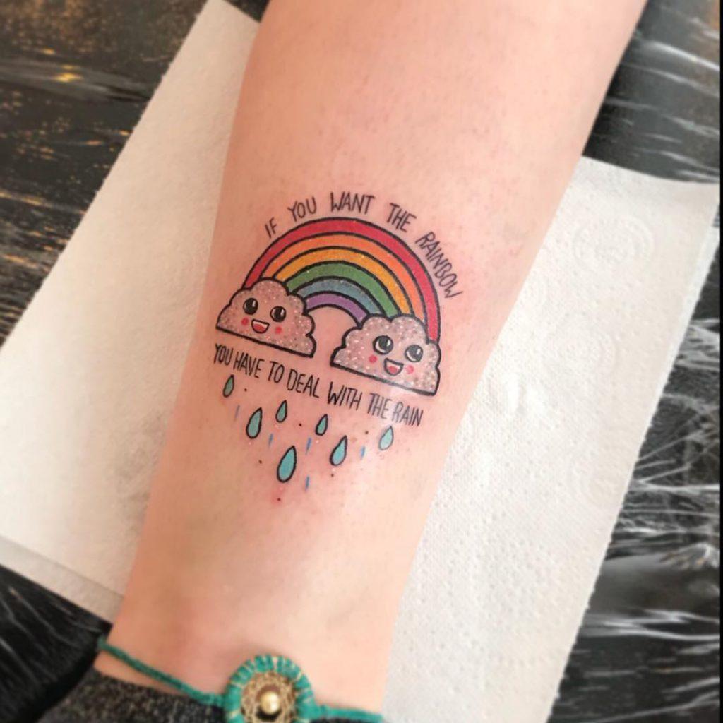 Regenbogen Tattoo Ideen kleine Tätowierungen für Frauen