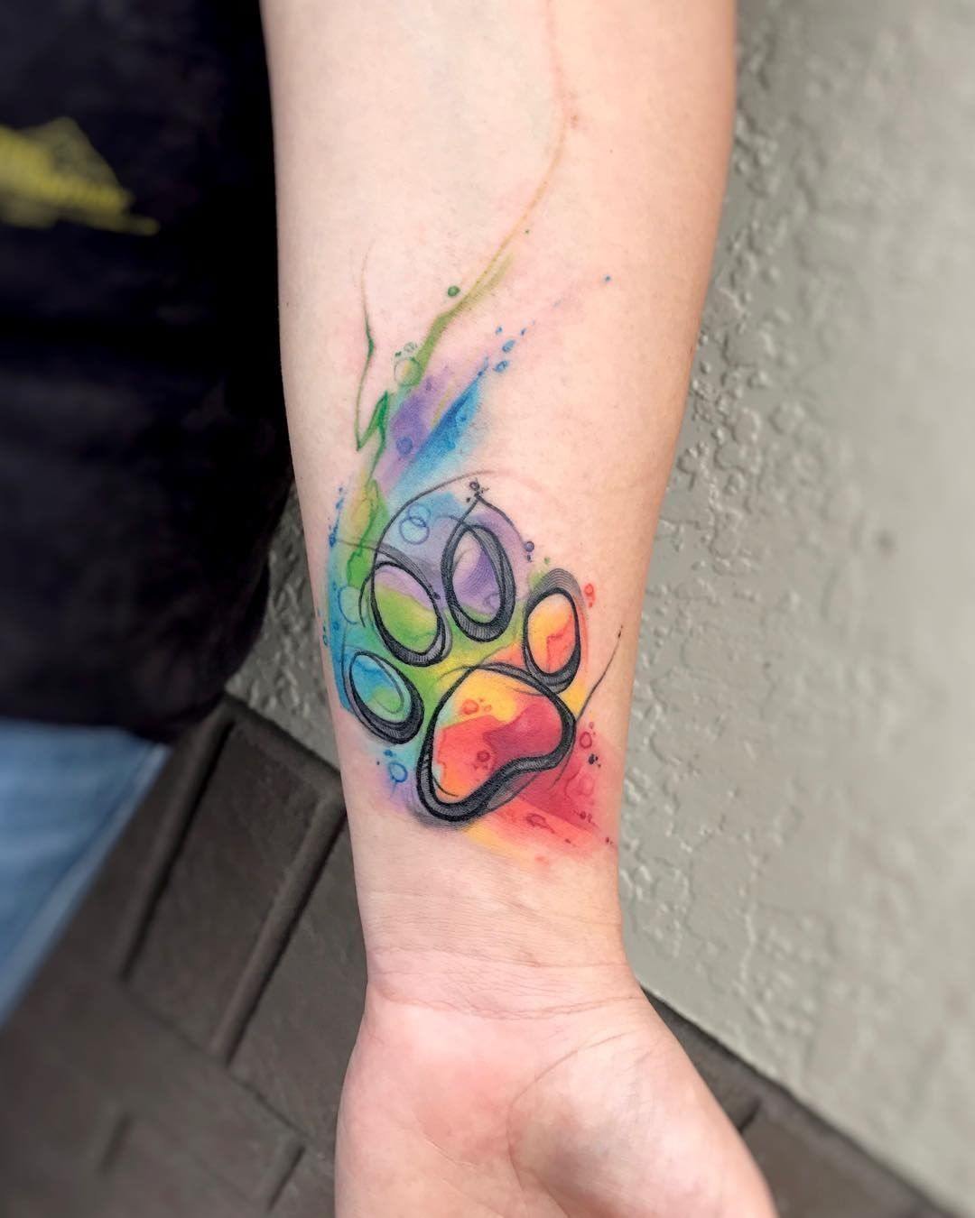 Regenbogen Tattoodesign Handgelenk Tätowierung Ideen für Frauen klein