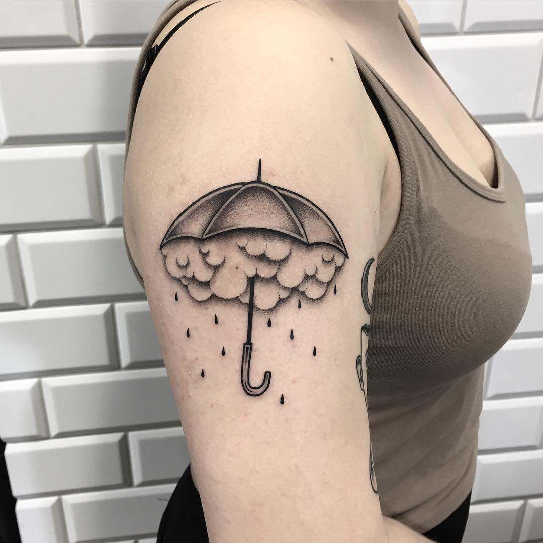 Regenschirm Tattoos mit Bedeutung Schulter Tattooideen für Frauen