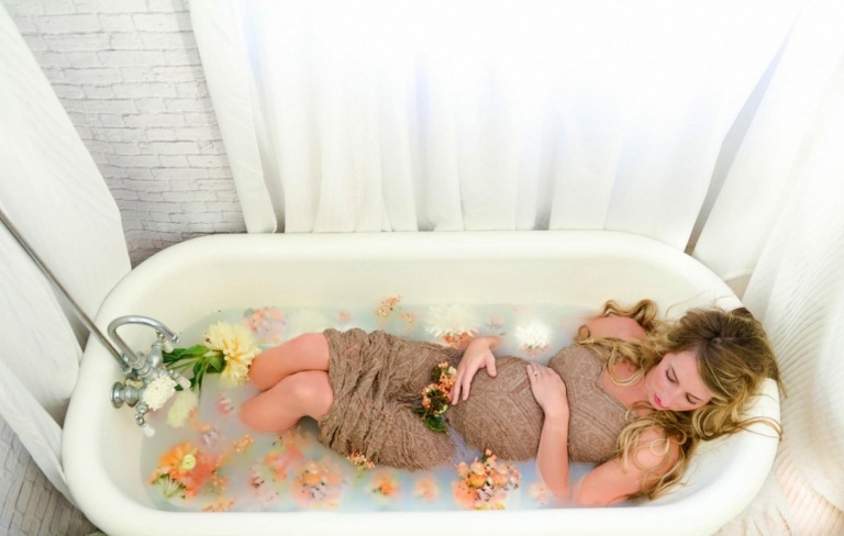 Retro-Badewanne und Gatsby Kleid in Beige für das Schwangerschaftsshooting