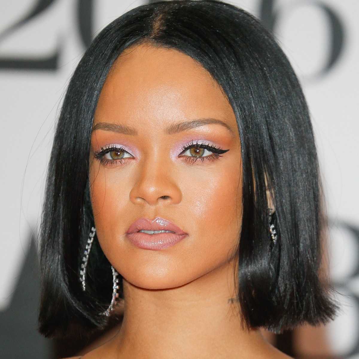 Rihanna Frisuren kurze Haare Pastellrosa Lidschatten Augen Make-Up