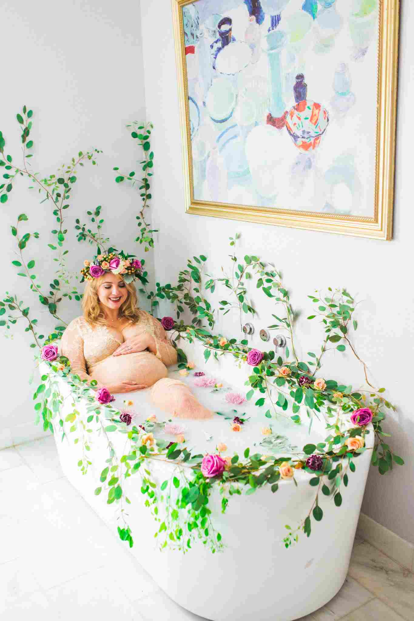 Romantisches Shooting im Milchbad mit Blüten und Ranken in der Schwangerschaft
