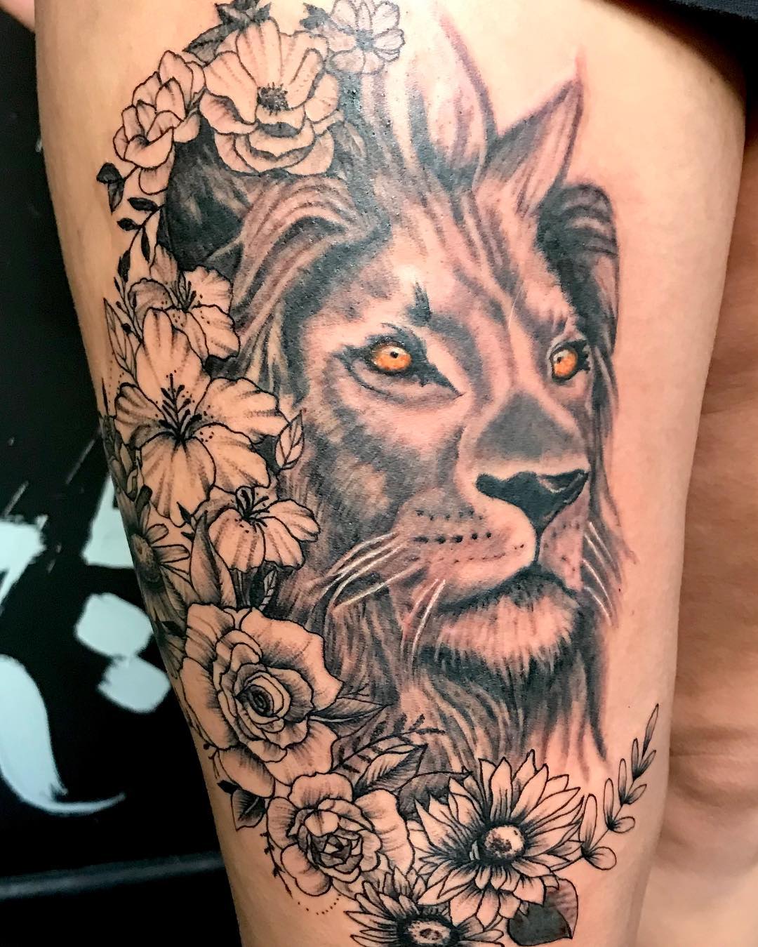 Rosentattoo mit Löwe Tattoos mit Bedeutung