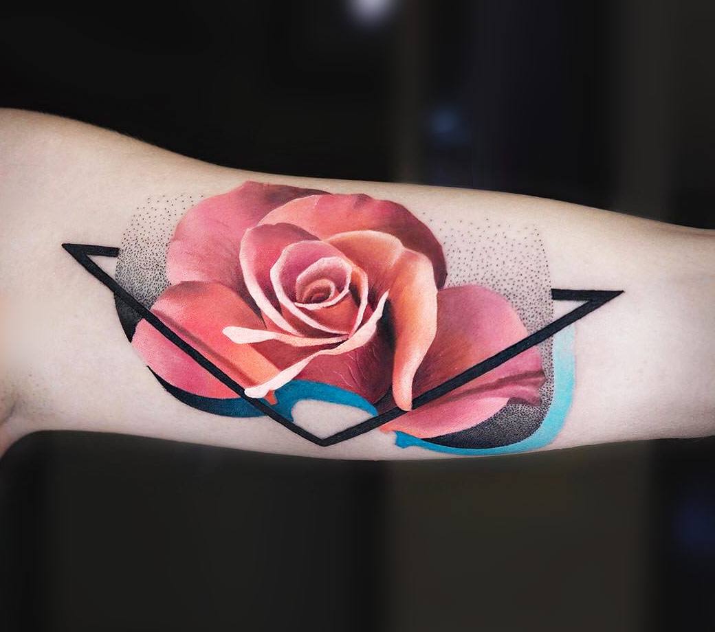 Rote Rosen Tattoodesign für Frauen was bedeuten Blumen-Tattoos