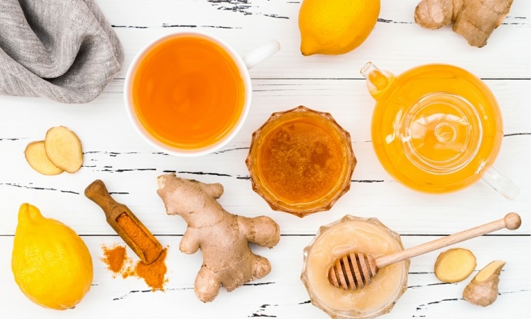 Schleim lösen mit einfachem Hausmittel gegen Husten - Honig, Ingwer, Zitrone und mehr